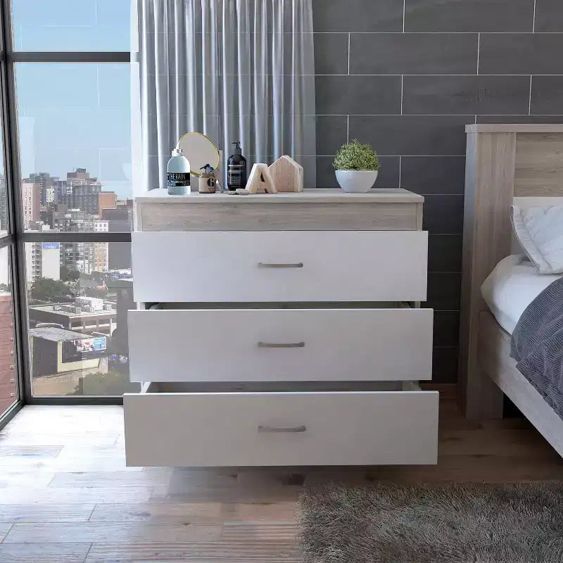 Comò moderno compatto a 3 cassetti Okak con finitura in legno, cassetti impilati per ampio spazio di archiviazione, maniglie in metallo per soggiorno/camera da letto/ufficio