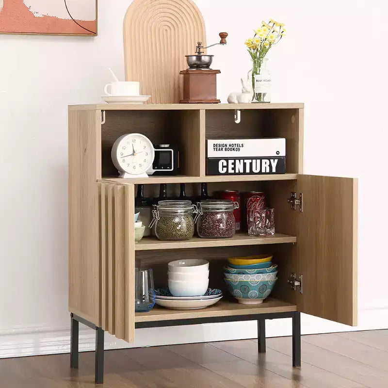 Credenza a due ante con finitura rovere e motivo a onde, Mobile contenitore con design ondulato, Consolle buffet con texture effetto legno per soggiorno, ingresso