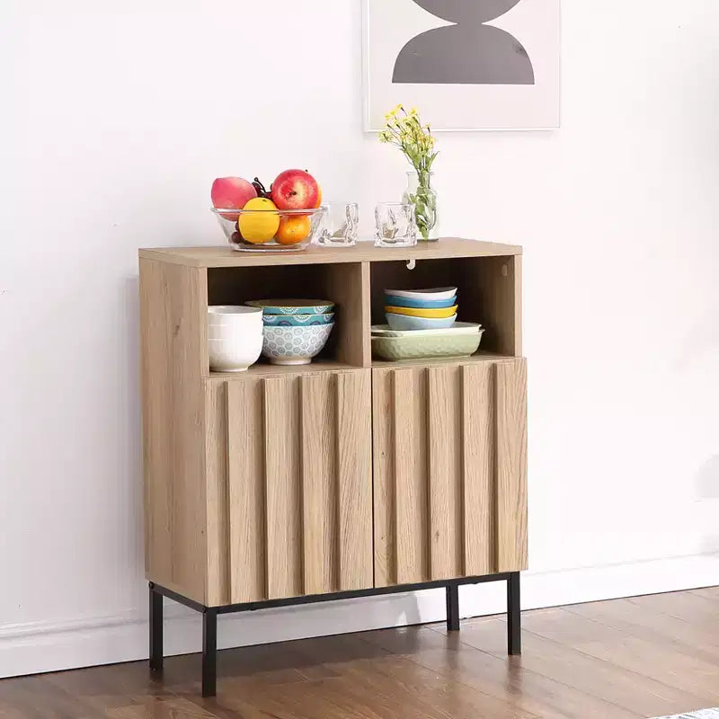 Credenza a due ante con finitura rovere e motivo a onde, Mobile contenitore con design ondulato, Consolle buffet con texture effetto legno per soggiorno, ingresso