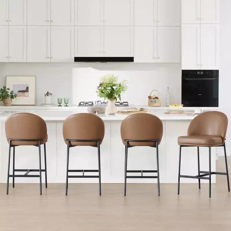 Sgabello da bancone Spruce&Spring con schienale ad arco e gambe in metallo