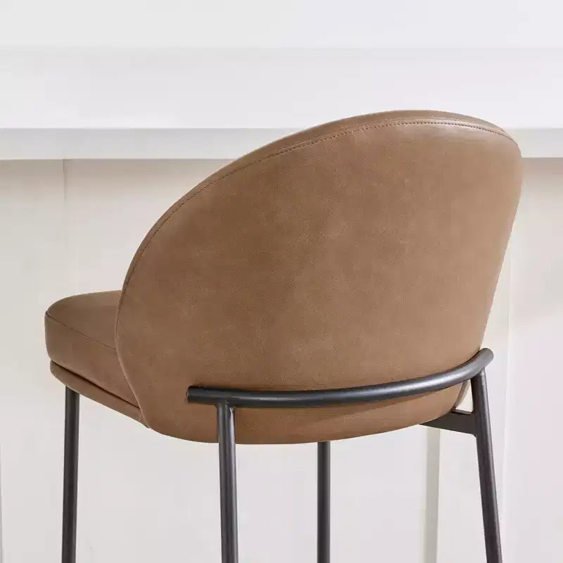 Sgabello da bancone Spruce&Spring con schienale ad arco e gambe in metallo
