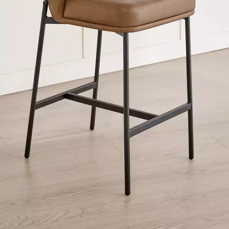 Sgabello da bancone Spruce&Spring con schienale ad arco e gambe in metallo