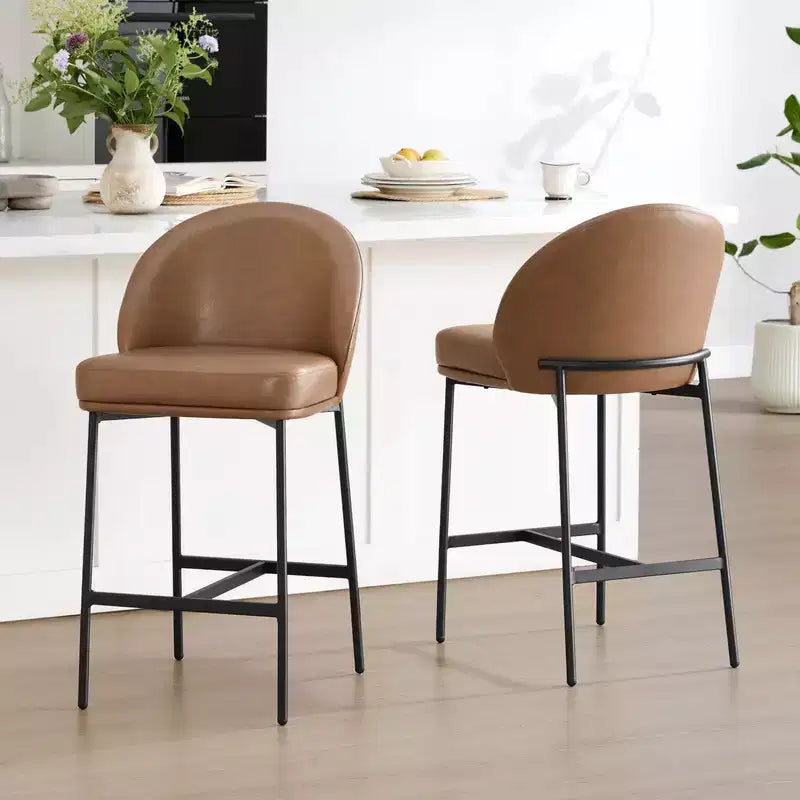 Sgabello da bancone Spruce&Spring con schienale ad arco e gambe in metallo