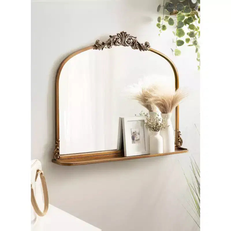 Kate & Laurel All Things Decor Specchio ad arco tradizionale Arendahl 33x26 con ripiano