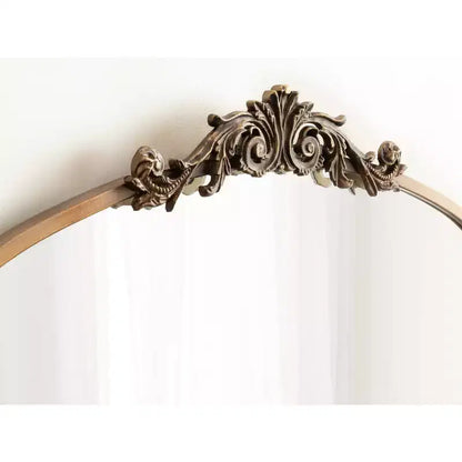 Kate & Laurel All Things Decor Specchio ad arco tradizionale Arendahl 33x26 con ripiano