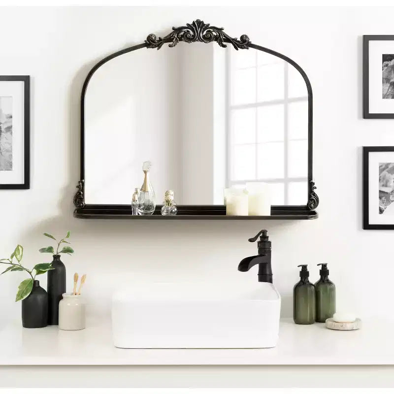 Kate & Laurel All Things Decor Specchio ad arco tradizionale Arendahl 33x26 con ripiano