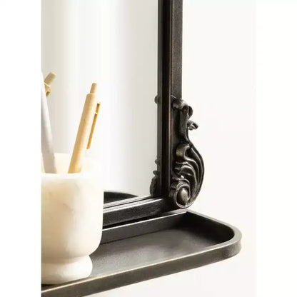 Kate & Laurel All Things Decor Specchio ad arco tradizionale Arendahl 33x26 con ripiano